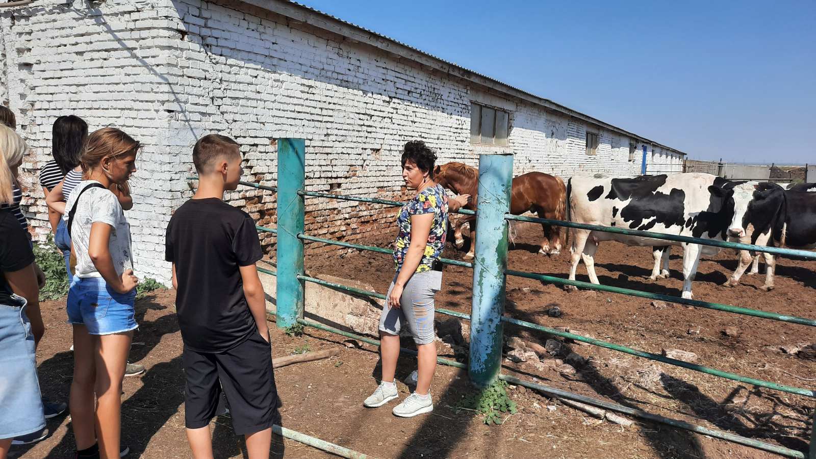 Группа девятиклассников нашей школы посетила колхоз им.Куйбышева — ГБОУ СОШ  с. Георгиевка